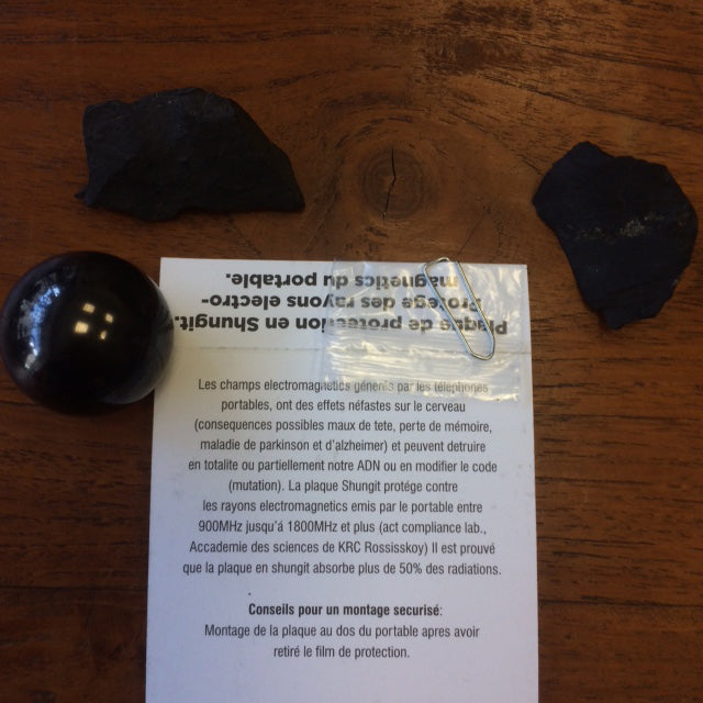 Plaques adhésives en Shungite – Protection anti-ondes pour téléphone, ordinateur et tous vos appareils électroniques. Dimensions : 26 × 15 × 3 mm. Atténuez facilement les effets des ondes au quotidien !