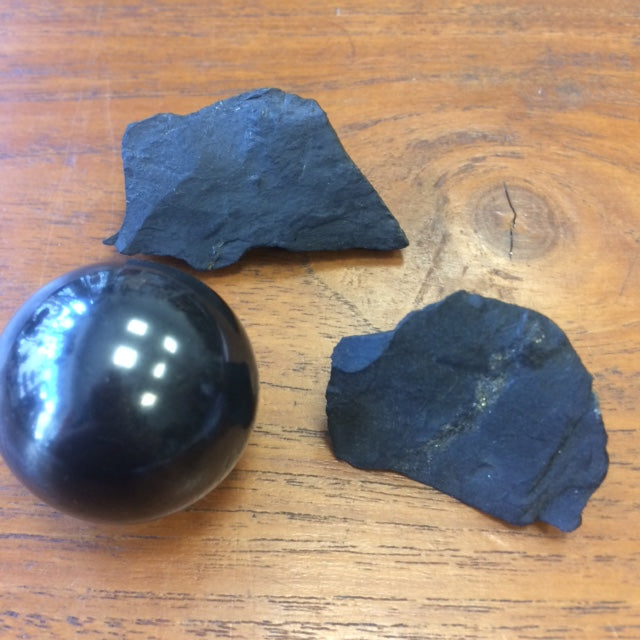 Plaques adhésives en Shungite – Protection anti-ondes pour téléphone, ordinateur et tous vos appareils électroniques. Dimensions : 26 × 15 × 3 mm. Atténuez facilement les effets des ondes au quotidien !
