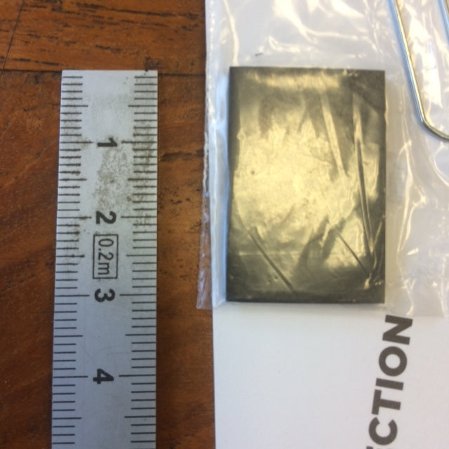 Plaques adhésives en Shungite – Protection anti-ondes pour téléphone, ordinateur et tous vos appareils électroniques. Dimensions : 26 × 15 × 3 mm. Atténuez facilement les effets des ondes au quotidien !