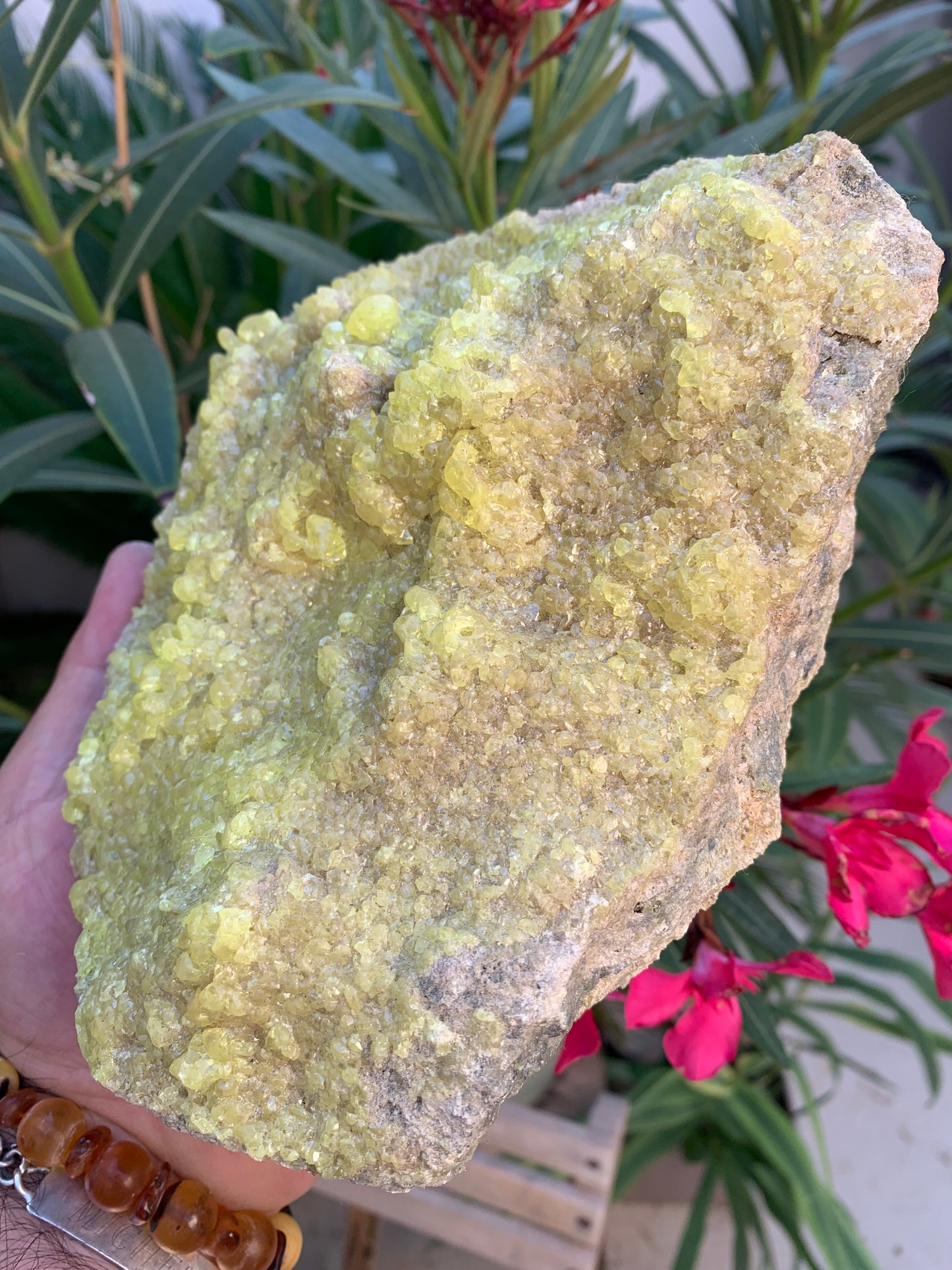Soufre cristallisé, druse naturelle de 200 x 150 x 70 mm - 1 295 grammes environ. Une merveille de la nature !
