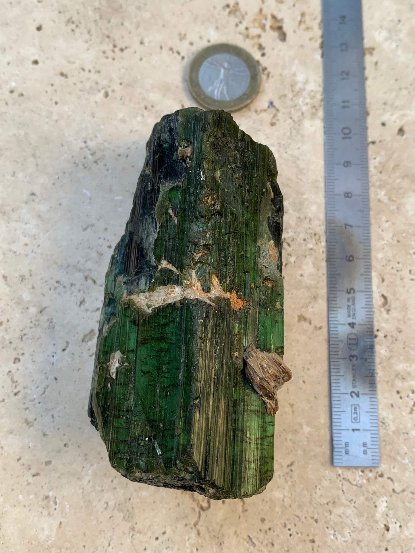 Tourmaline verte/ Verdélite, spécimen naturel de 93 x 56 x 48 mm - 444 grammes environ. Superbe pièce de belle taille !