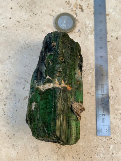 Tourmaline verte/ Verdélite, spécimen naturel de 93 x 56 x 48 mm - 444 grammes environ. Superbe pièce de belle taille !