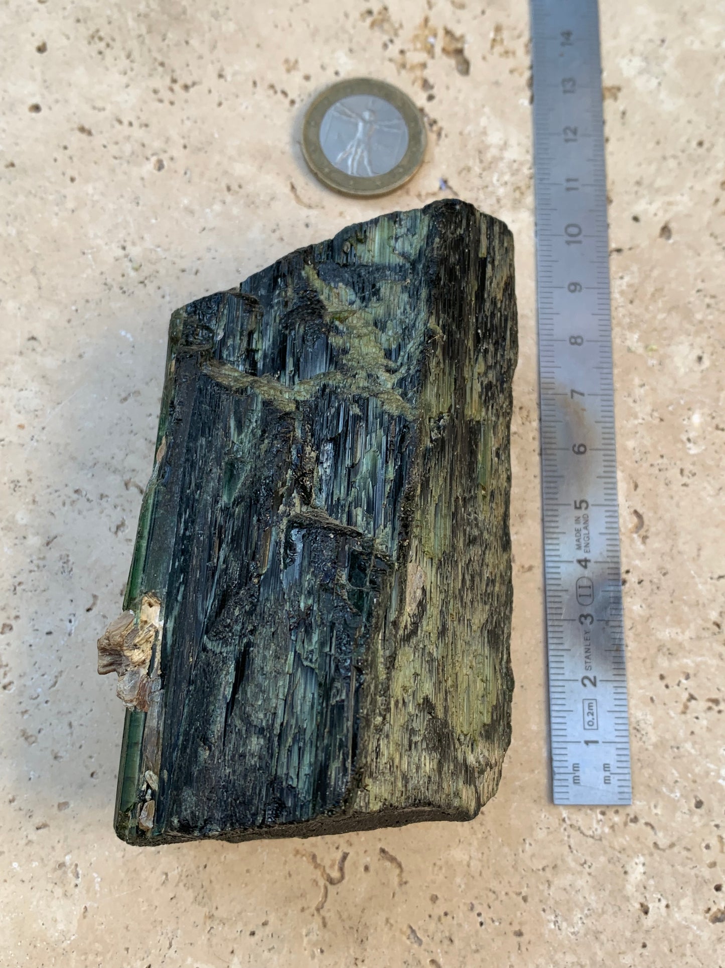 Tourmaline verte/ Verdélite, spécimen naturel de 93 x 56 x 48 mm - 444 grammes environ. Superbe pièce de belle taille !