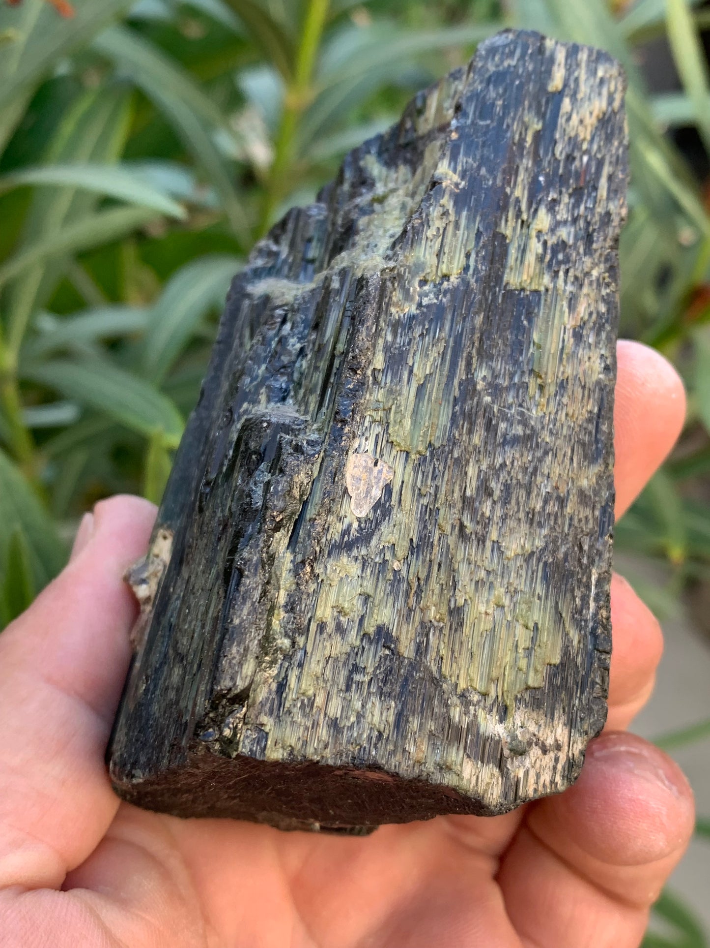 Tourmaline verte/ Verdélite, spécimen naturel de 93 x 56 x 48 mm - 444 grammes environ. Superbe pièce de belle taille !