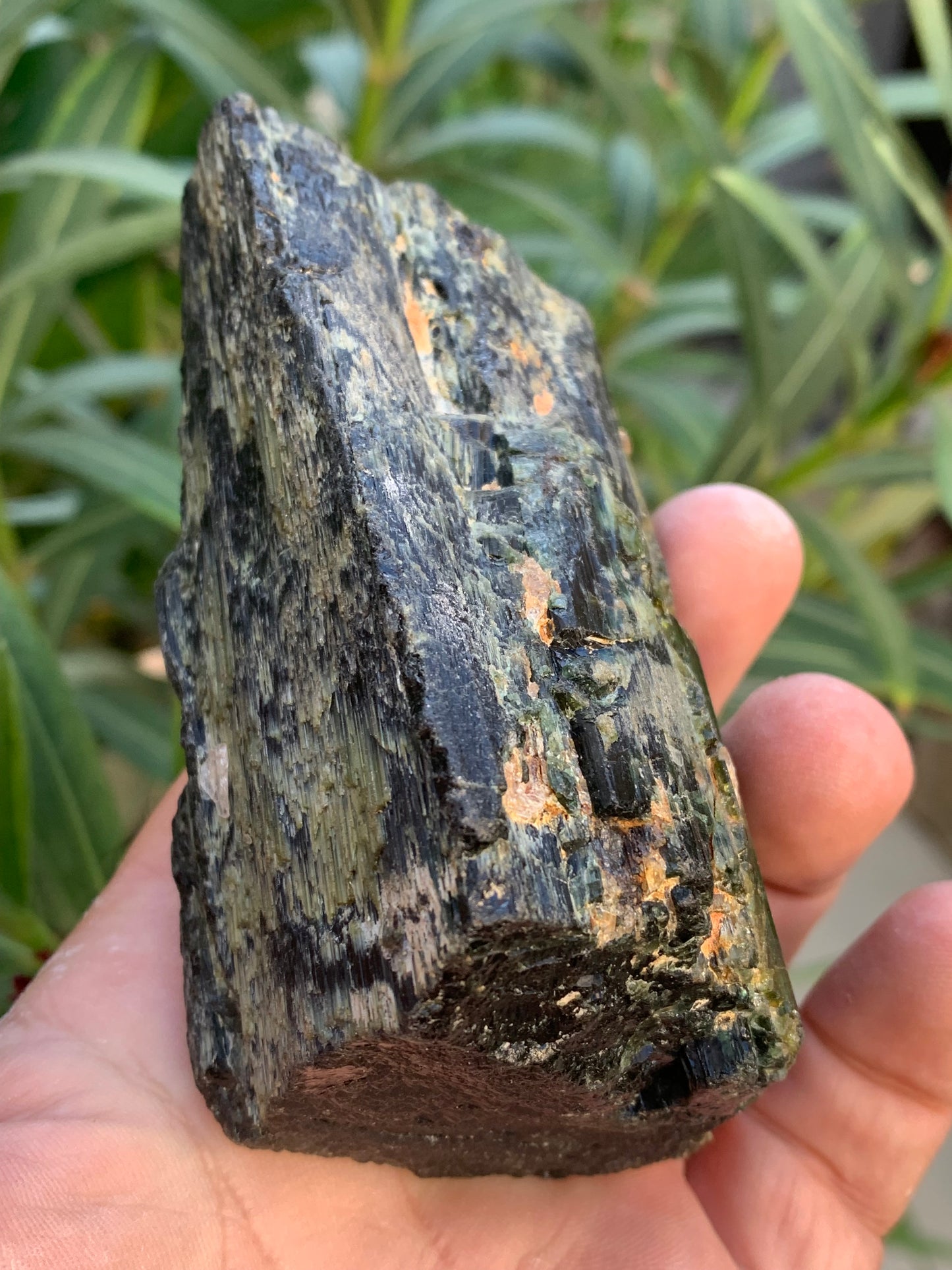 Tourmaline verte/ Verdélite, spécimen naturel de 93 x 56 x 48 mm - 444 grammes environ. Superbe pièce de belle taille !