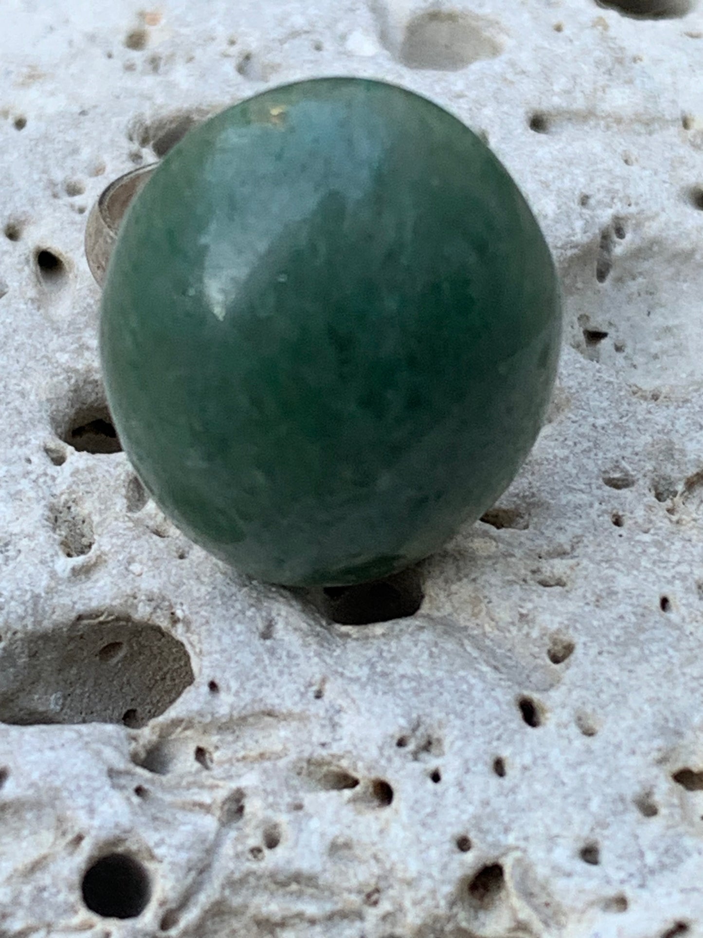 Bague en véritable Aventurine verte, non teintée, collée sur anneau pré-montée. Superbe pierre au vert cristallin ! Taille réglable d'environ 50 à 60 Fr.