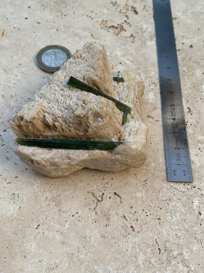 Tourmaline verte/ Verdélite, spécimen naturel de 183 x 62 x 35 mm - 144,5 grammes environ. 2 magnifiques cristaux de belle longueur !