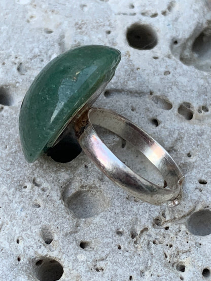 Bague en véritable Aventurine verte, non teintée, collée sur anneau pré-montée. Superbe pierre au vert cristallin ! Taille réglable d'environ 50 à 60 Fr.