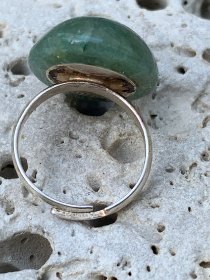 Bague en véritable Aventurine verte, non teintée, collée sur anneau pré-montée. Superbe pierre au vert cristallin ! Taille réglable d'environ 50 à 60 Fr.