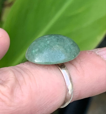 Bague en véritable Aventurine verte, non teintée, collée sur anneau pré-montée. Superbe pierre au vert cristallin ! Taille réglable d'environ 50 à 60 Fr.