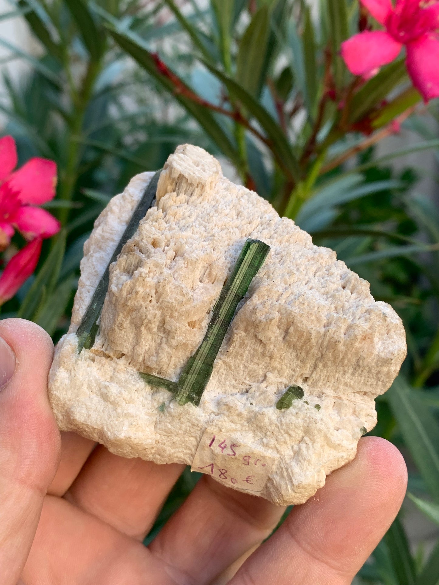 Tourmaline verte/ Verdélite, spécimen naturel de 183 x 62 x 35 mm - 144,5 grammes environ. 2 magnifiques cristaux de belle longueur !