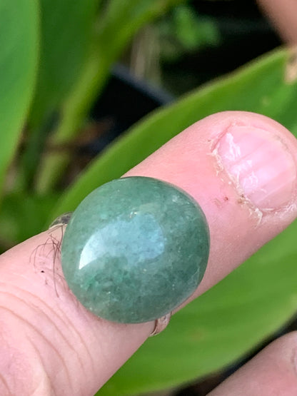 Bague en véritable Aventurine verte, non teintée, collée sur anneau pré-montée. Superbe pierre au vert cristallin ! Taille réglable d'environ 50 à 60 Fr.