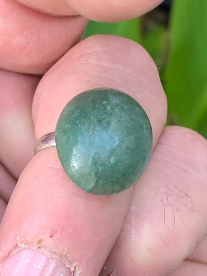 Bague en véritable Aventurine verte, non teintée, collée sur anneau pré-montée. Superbe pierre au vert cristallin ! Taille réglable d'environ 50 à 60 Fr.
