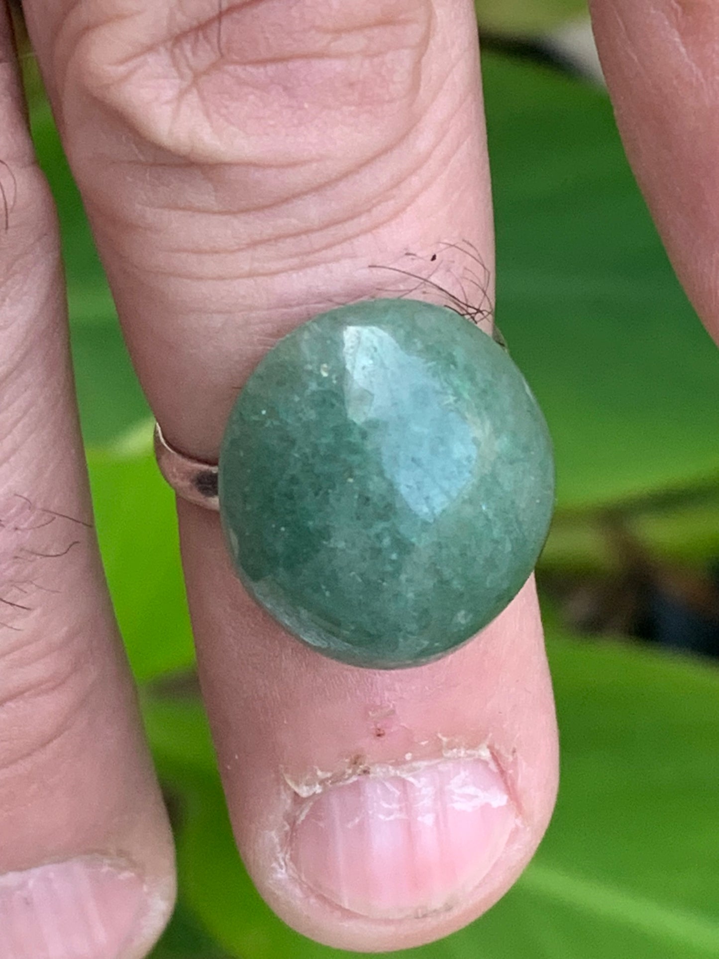 Bague en véritable Aventurine verte, non teintée, collée sur anneau pré-montée. Superbe pierre au vert cristallin ! Taille réglable d'environ 50 à 60 Fr.