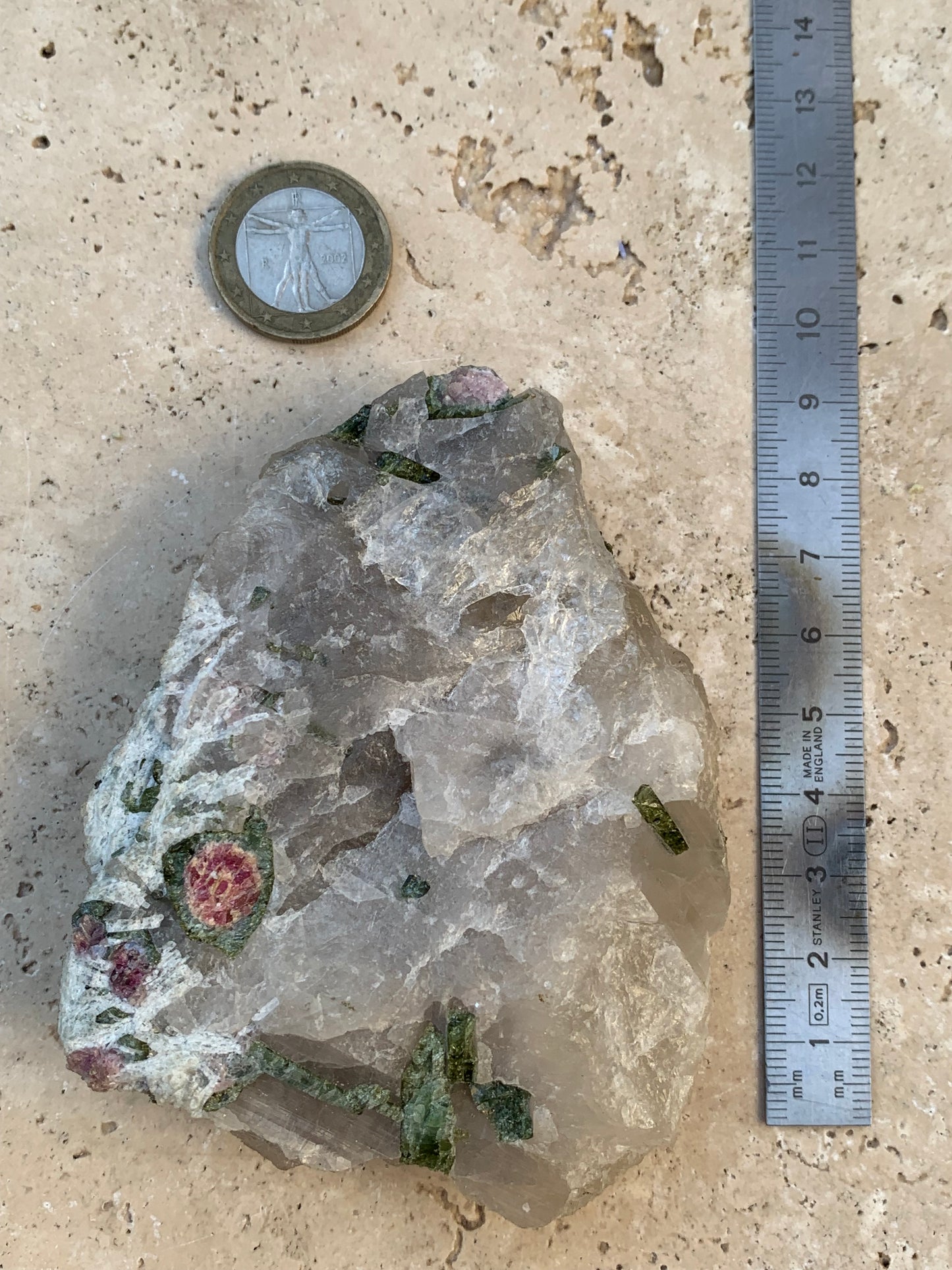 Tourmaline melon d'eau/ pastèque sur quartz, spécimen naturel de 94 x 74 x 28 mm - 226 grammes environ. Un bloc de quartz remplis de cristaux 'melon d'eau', superbe !