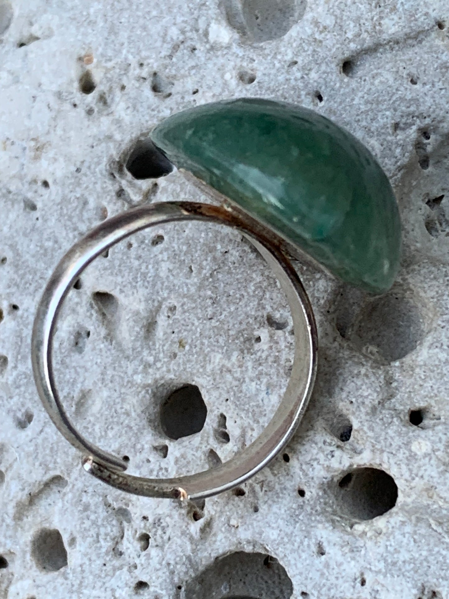 Bague en véritable Aventurine verte, non teintée, collée sur anneau pré-montée. Superbe pierre au vert cristallin ! Taille réglable d'environ 50 à 60 Fr.
