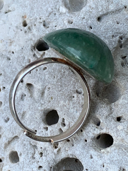 Bague en véritable Aventurine verte, non teintée, collée sur anneau pré-montée. Superbe pierre au vert cristallin ! Taille réglable d'environ 50 à 60 Fr.