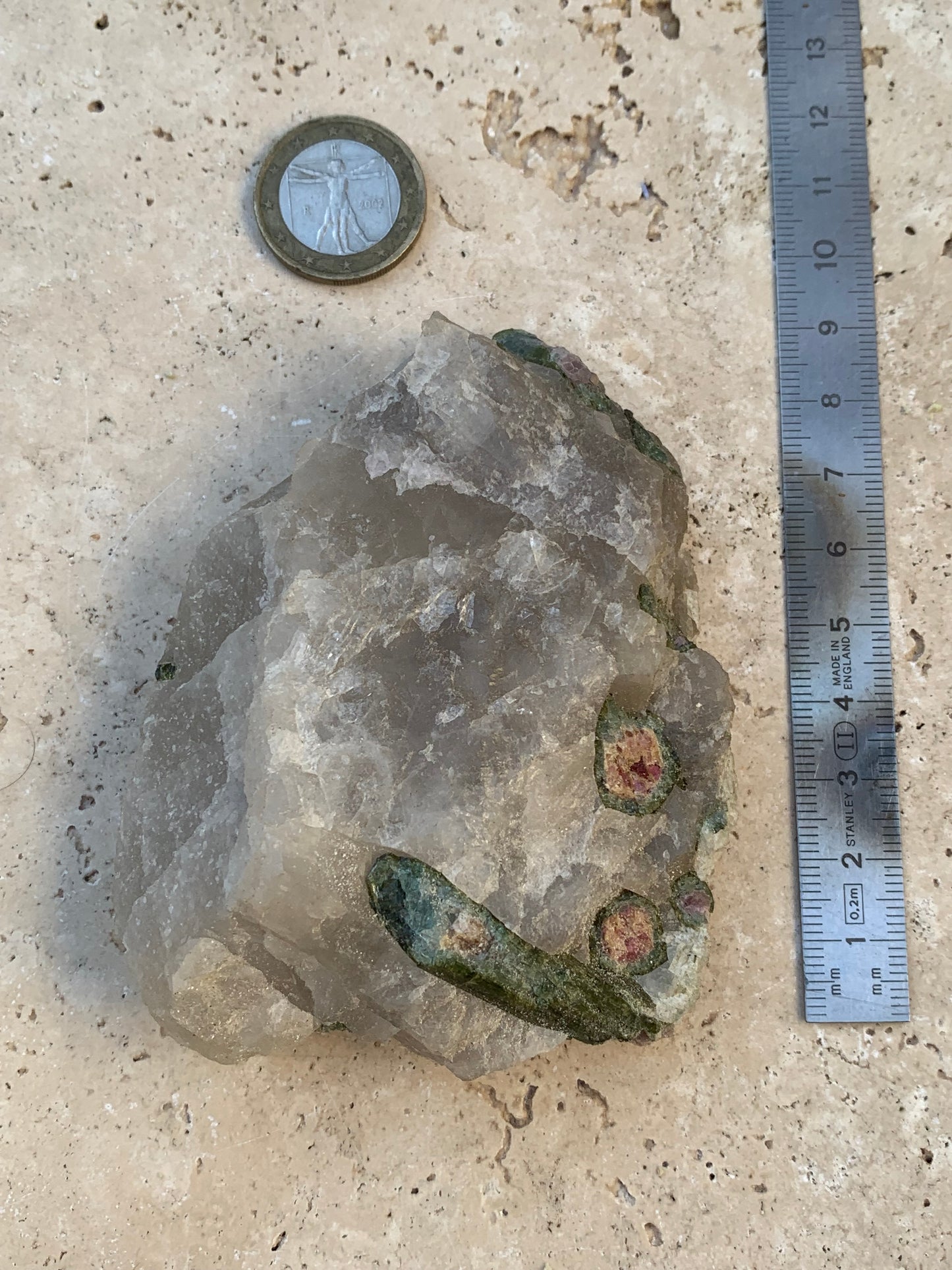 Tourmaline melon d'eau/ pastèque sur quartz, spécimen naturel de 94 x 74 x 28 mm - 226 grammes environ. Un bloc de quartz remplis de cristaux 'melon d'eau', superbe !