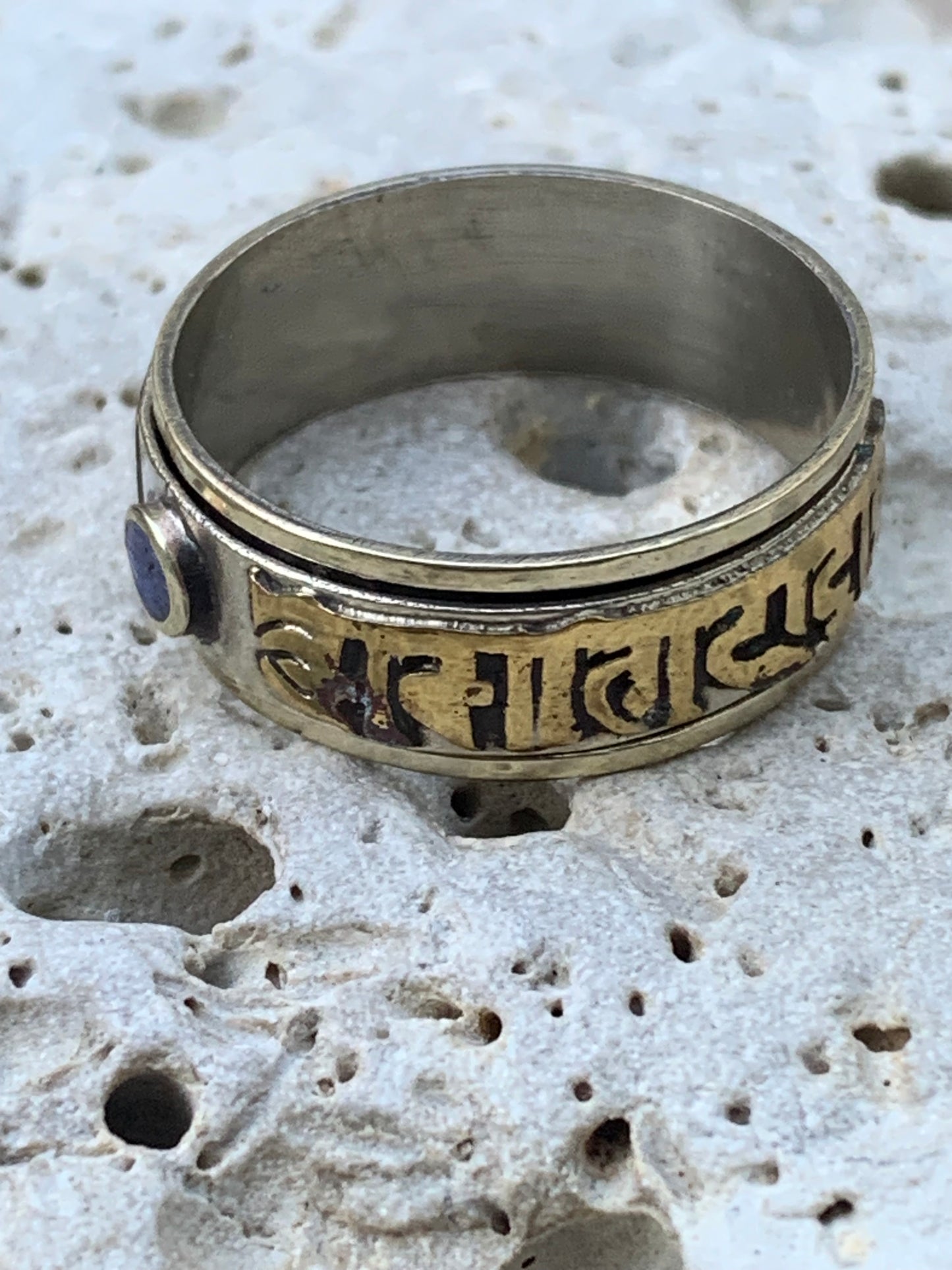 Bague dîtes 'tournante' ou 'anti-stress', en lapis lazuli, avec Mantra (prière Bouddhiste O.M.H.P). La bague tourne autour de l'anneau intérieur ! Taille 65 Fr/ 25 us
