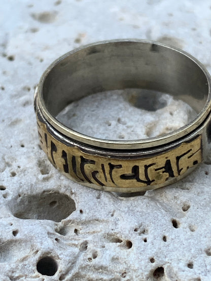 Bague dîtes 'tournante' ou 'anti-stress', en lapis lazuli, avec Mantra (prière Bouddhiste O.M.H.P). La bague tourne autour de l'anneau intérieur ! Taille 65 Fr/ 25 us