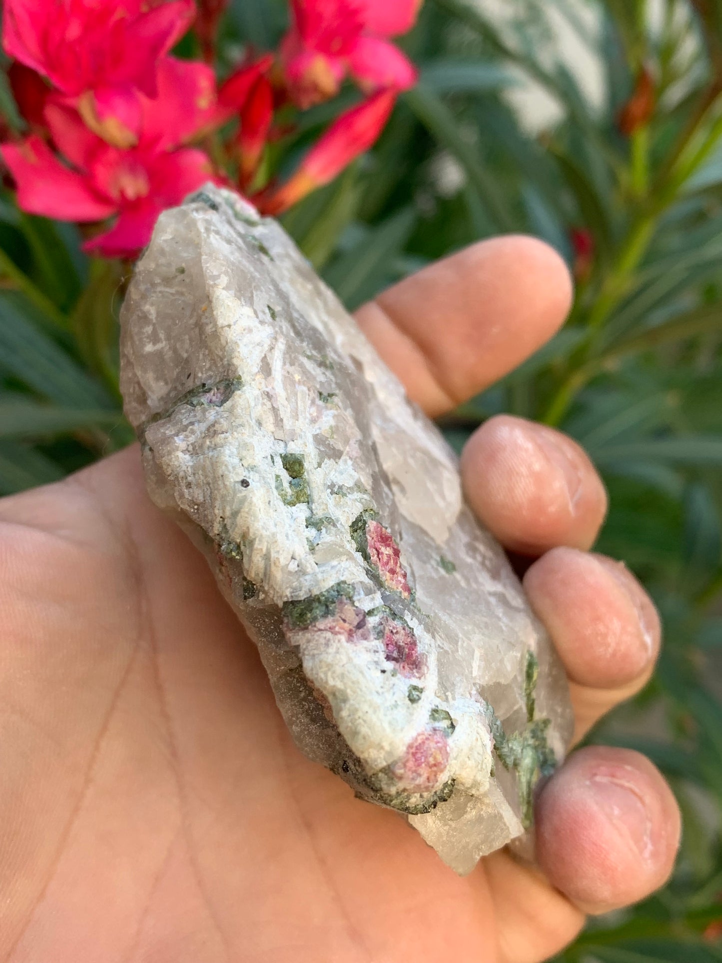 Tourmaline melon d'eau/ pastèque sur quartz, spécimen naturel de 94 x 74 x 28 mm - 226 grammes environ. Un bloc de quartz remplis de cristaux 'melon d'eau', superbe !
