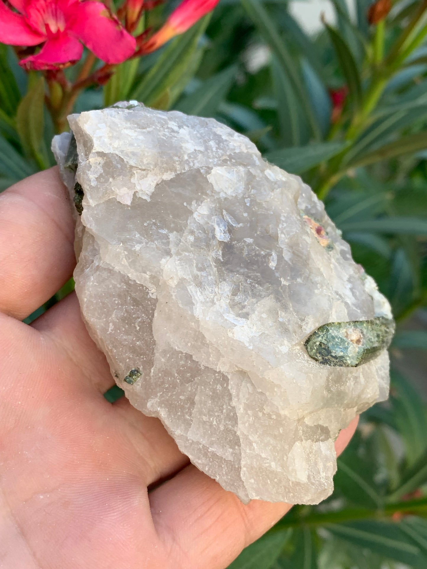 Tourmaline melon d'eau/ pastèque sur quartz, spécimen naturel de 94 x 74 x 28 mm - 226 grammes environ. Un bloc de quartz remplis de cristaux 'melon d'eau', superbe !