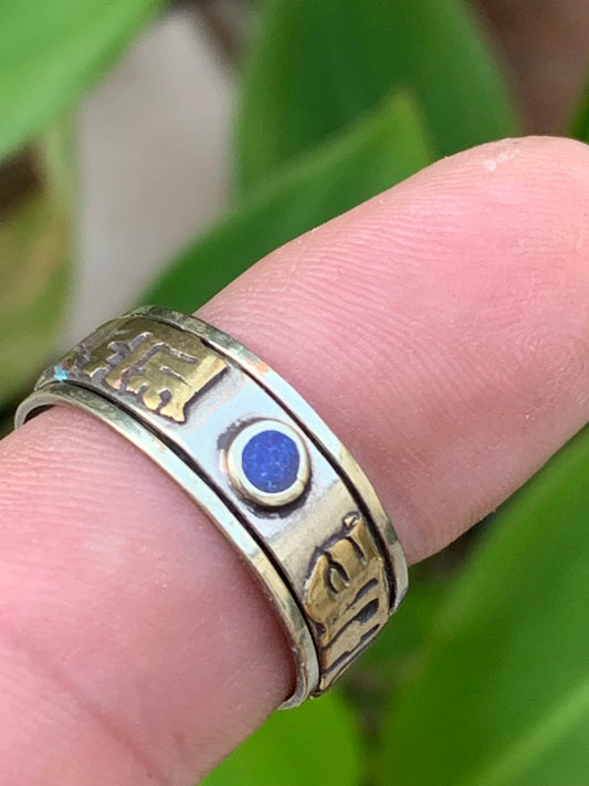 Bague dîtes 'tournante' ou 'anti-stress', en lapis lazuli, avec Mantra (prière Bouddhiste O.M.H.P). La bague tourne autour de l'anneau intérieur ! Taille 65 Fr/ 25 us