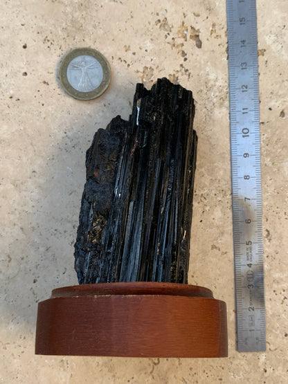 Tourmaline noire sur socle en bois, spécimen naturel de 110 x 74 x 69 mm - 330 grammes environ. Une merveille de la nature prêt à poser !