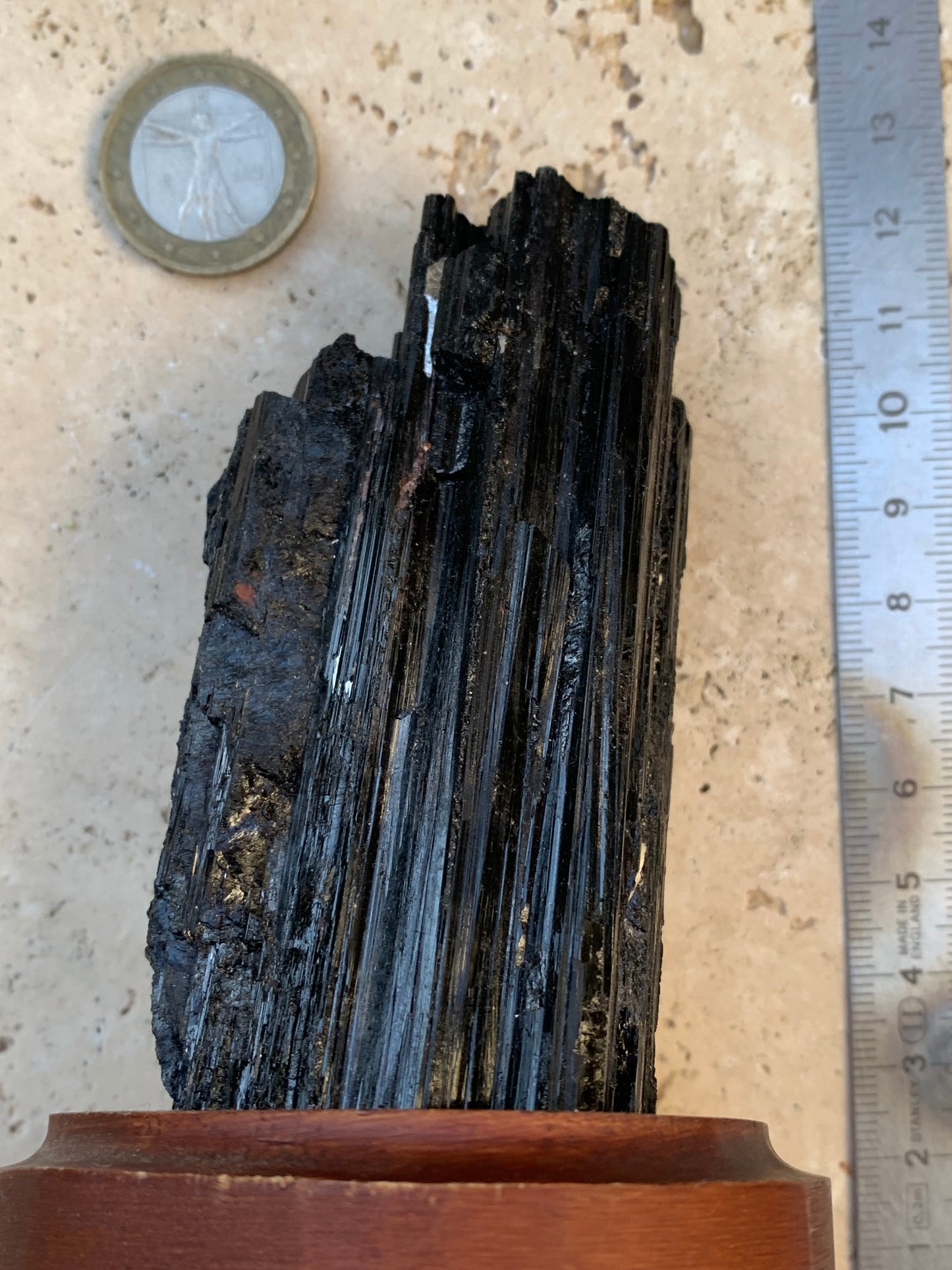Tourmaline noire sur socle en bois, spécimen naturel de 110 x 74 x 69 mm - 330 grammes environ. Une merveille de la nature prêt à poser !