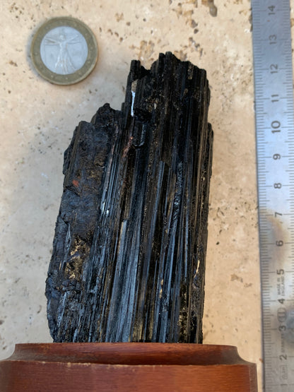 Tourmaline noire sur socle en bois, spécimen naturel de 110 x 74 x 69 mm - 330 grammes environ. Une merveille de la nature prêt à poser !
