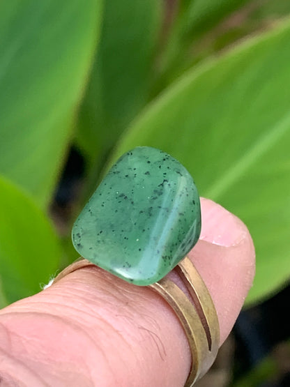 Bague en Jade, pierre naturelle collée sur anneau pré-monté (laiton) ! Taille réglable d'environ 50 à 60 Fr.