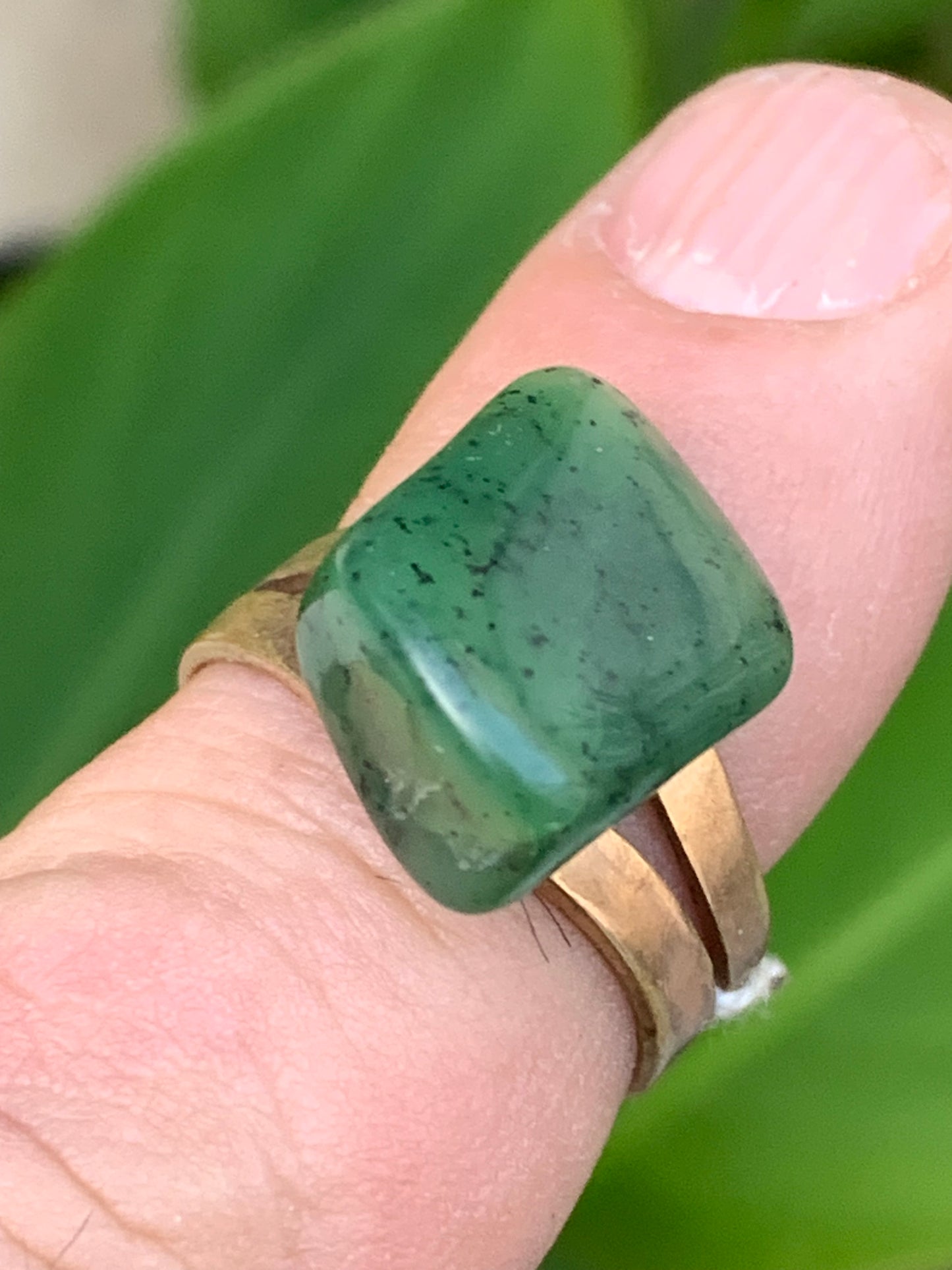 Bague en Jade, pierre naturelle collée sur anneau pré-monté (laiton) ! Taille réglable d'environ 50 à 60 Fr.
