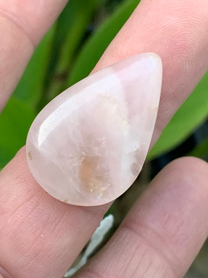 Bague en quartz rose, non teintée, cabochon en pierre préparer par un bijoutier Français, collée sur anneau pré-montée en laiton. Superbe pierre au rose cristallin ! Taille réglable d'environ 50 à 60 Fr.
