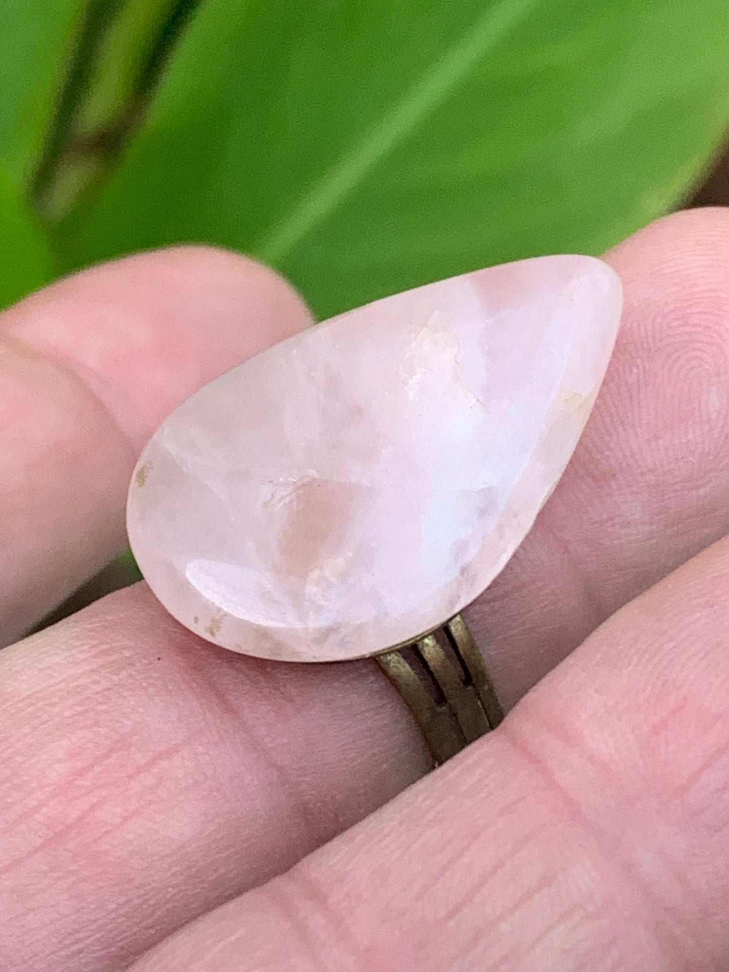 Bague en quartz rose, non teintée, cabochon en pierre préparer par un bijoutier Français, collée sur anneau pré-montée en laiton. Superbe pierre au rose cristallin ! Taille réglable d'environ 50 à 60 Fr.