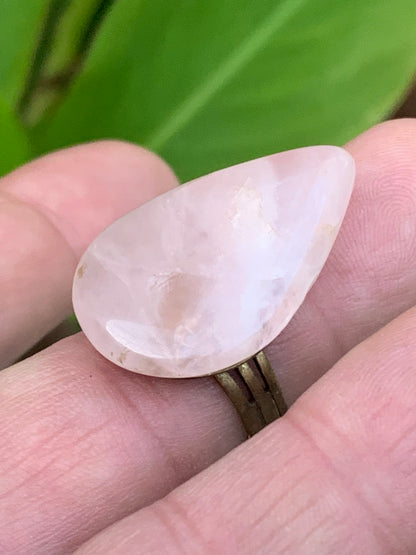 Bague en quartz rose, non teintée, cabochon en pierre préparer par un bijoutier Français, collée sur anneau pré-montée en laiton. Superbe pierre au rose cristallin ! Taille réglable d'environ 50 à 60 Fr.