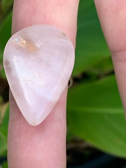 Bague en quartz rose, non teintée, cabochon en pierre préparer par un bijoutier Français, collée sur anneau pré-montée en laiton. Superbe pierre au rose cristallin ! Taille réglable d'environ 50 à 60 Fr.