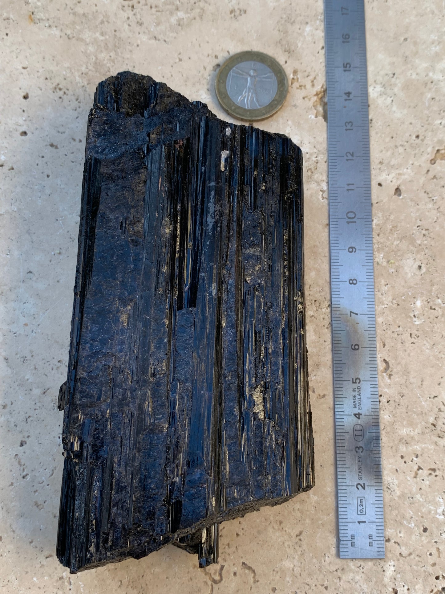 Black tourmaline, natural specimen measuring 137 x 64 x 40 mm - 568 grams. A very beautiful piece of good size! 