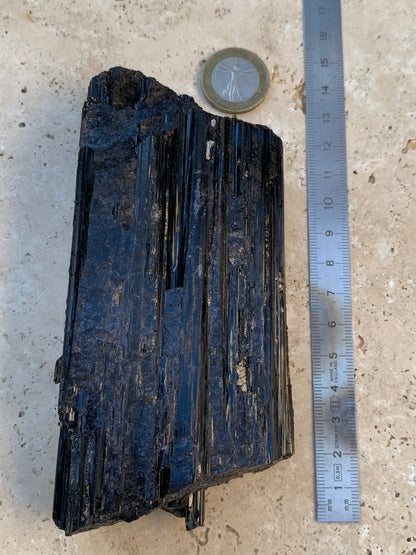 Black tourmaline, natural specimen measuring 137 x 64 x 40 mm - 568 grams. A very beautiful piece of good size! 