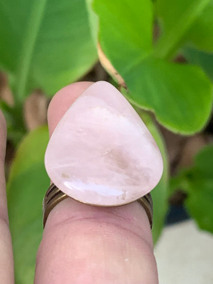 Bague en quartz rose, non teintée, cabochon en pierre préparer par un bijoutier Français, collée sur anneau pré-montée en laiton. Superbe pierre au rose cristallin ! Taille réglable d'environ 50 à 60 Fr.