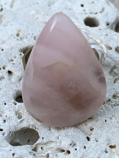 Bague en quartz rose, non teintée, cabochon en pierre préparer par un bijoutier Français, collée sur anneau pré-montée en laiton. Superbe pierre au rose cristallin ! Taille réglable d'environ 50 à 60 Fr.