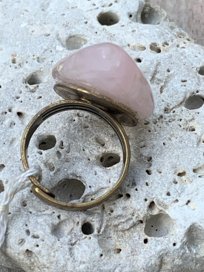 Bague en quartz rose, non teintée, cabochon en pierre préparer par un bijoutier Français, collée sur anneau pré-montée en laiton. Superbe pierre au rose cristallin ! Taille réglable d'environ 50 à 60 Fr.