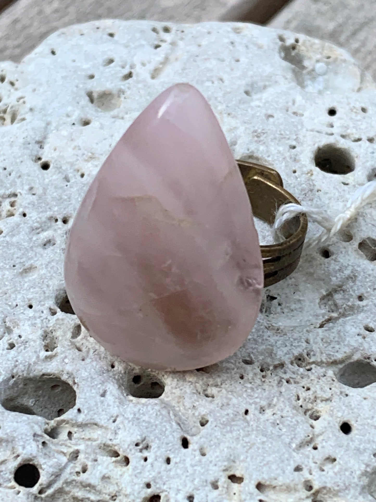 Bague en quartz rose, non teintée, cabochon en pierre préparer par un bijoutier Français, collée sur anneau pré-montée en laiton. Superbe pierre au rose cristallin ! Taille réglable d'environ 50 à 60 Fr.