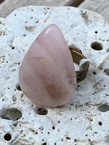 Bague en quartz rose, non teintée, cabochon en pierre préparer par un bijoutier Français, collée sur anneau pré-montée en laiton. Superbe pierre au rose cristallin ! Taille réglable d'environ 50 à 60 Fr.