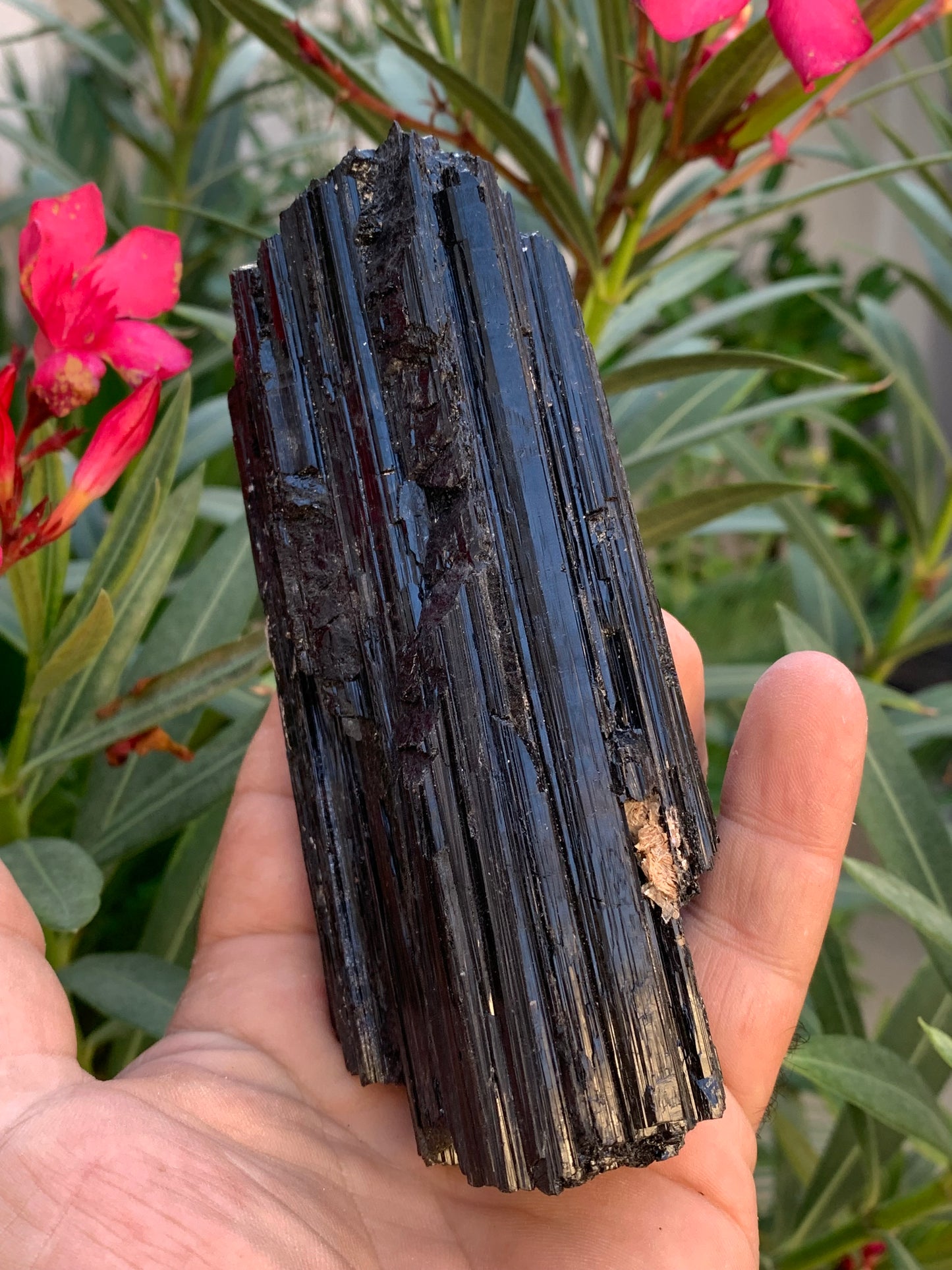 Black tourmaline, natural specimen measuring 137 x 64 x 40 mm - 568 grams. A very beautiful piece of good size! 