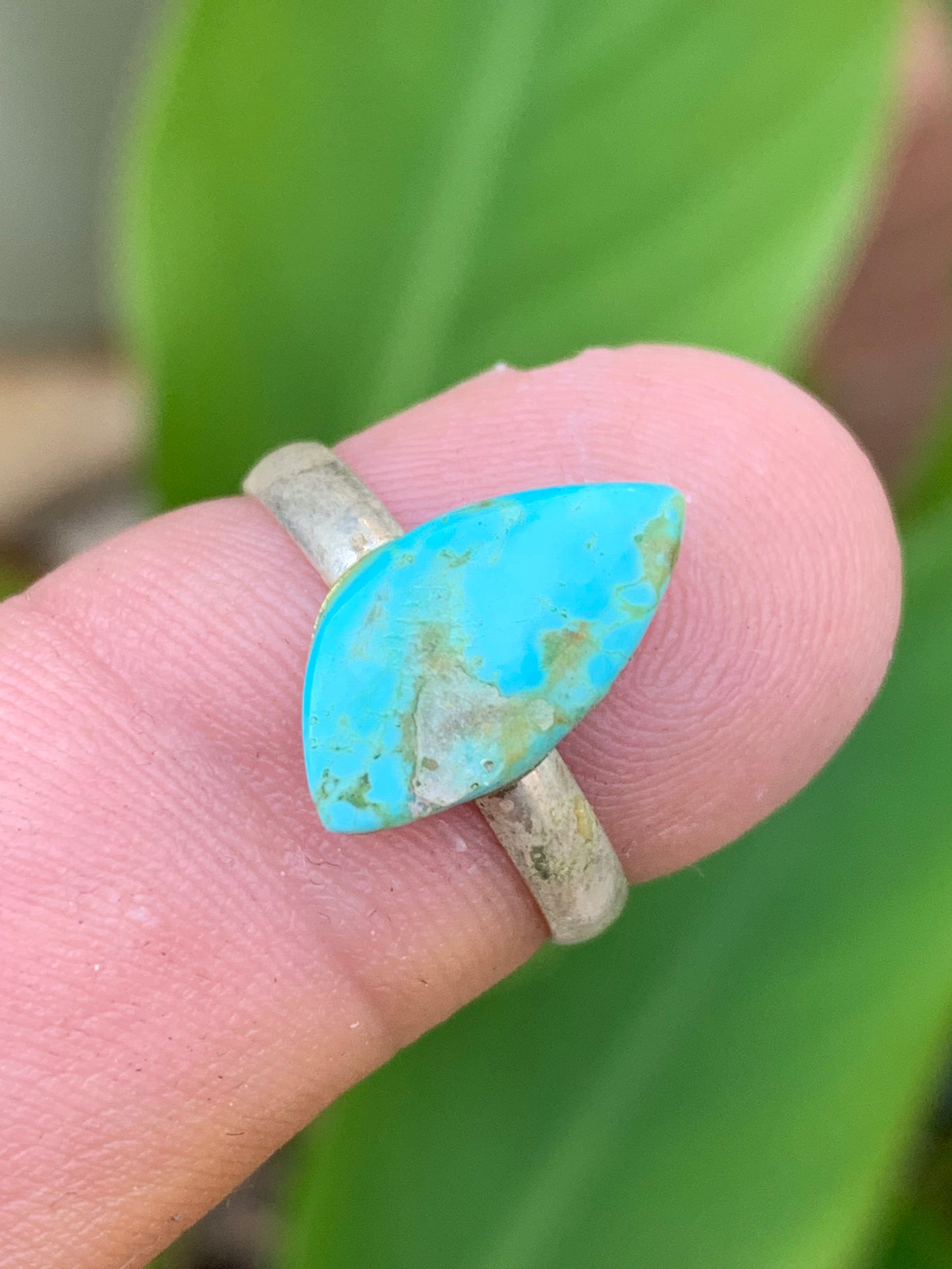 Bague en turquoise des U.S.A, non teintée, cabochon en pierre préparer par un bijoutier Irlandais, collée sur anneau pré-montée en laiton couleur argent ! Taille réglable d'environ 50 à 60 Fr.