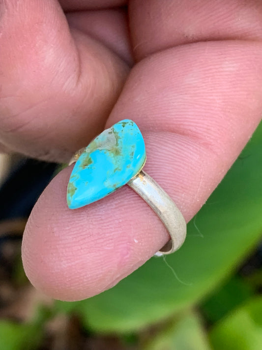Bague en turquoise des U.S.A, non teintée, cabochon en pierre préparer par un bijoutier Irlandais, collée sur anneau pré-montée en laiton couleur argent ! Taille réglable d'environ 50 à 60 Fr.