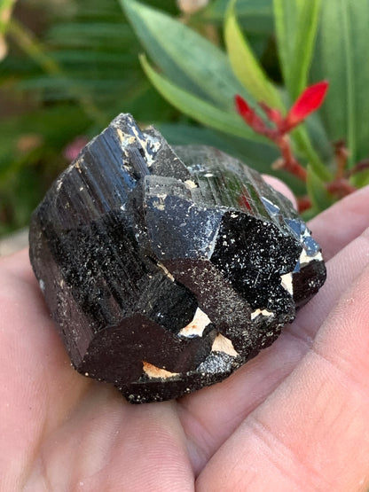 Black tourmaline, natural specimen measuring 62 x 44 x 42 mm - 136 grams. A very beautiful piece representative of the variety! 