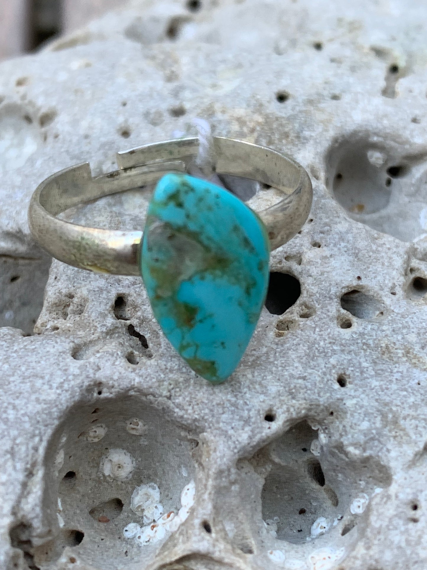 Bague en turquoise des U.S.A, non teintée, cabochon en pierre préparer par un bijoutier Irlandais, collée sur anneau pré-montée en laiton couleur argent ! Taille réglable d'environ 50 à 60 Fr.
