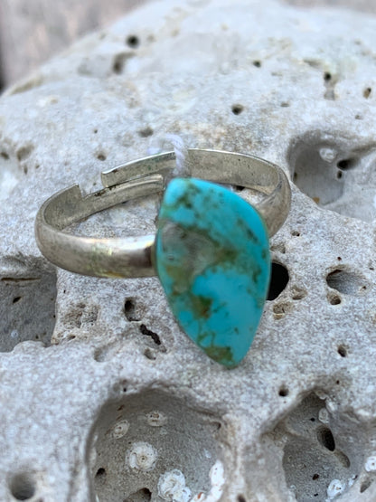 Bague en turquoise des U.S.A, non teintée, cabochon en pierre préparer par un bijoutier Irlandais, collée sur anneau pré-montée en laiton couleur argent ! Taille réglable d'environ 50 à 60 Fr.