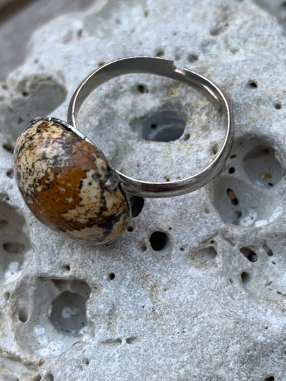 Bague en 'jaspe paysage', non teintée, cabochon en pierre collée sur anneau pré-montée en laiton couleur argent ! Taille réglable d'environ 50 à 60 Fr.